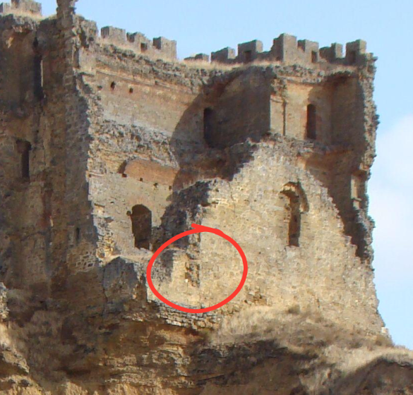 Restos de la unión de la cuarta torre del Castillo de Cea — las piedras de traba en la esquina